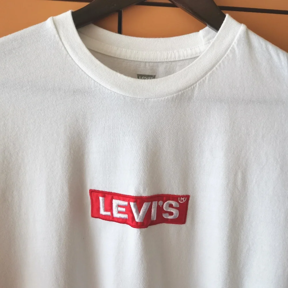 LEVI’S® CHEST BOXTAB LOGO TEE SHIRT - (M) - Picture 5 of 10